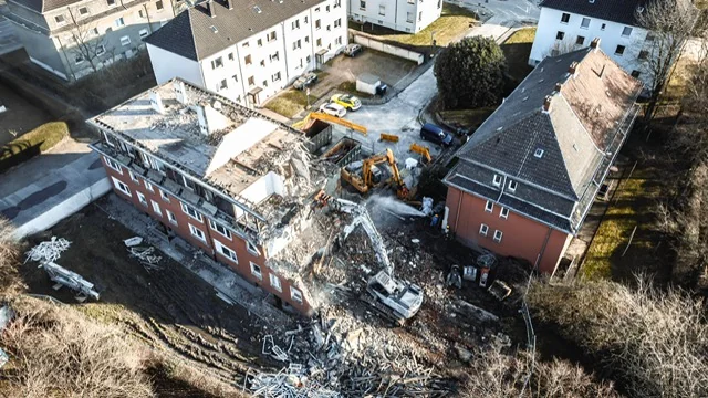 Luftaufnahme eines Rückbaus zwischen angrenzenden Gebäuden